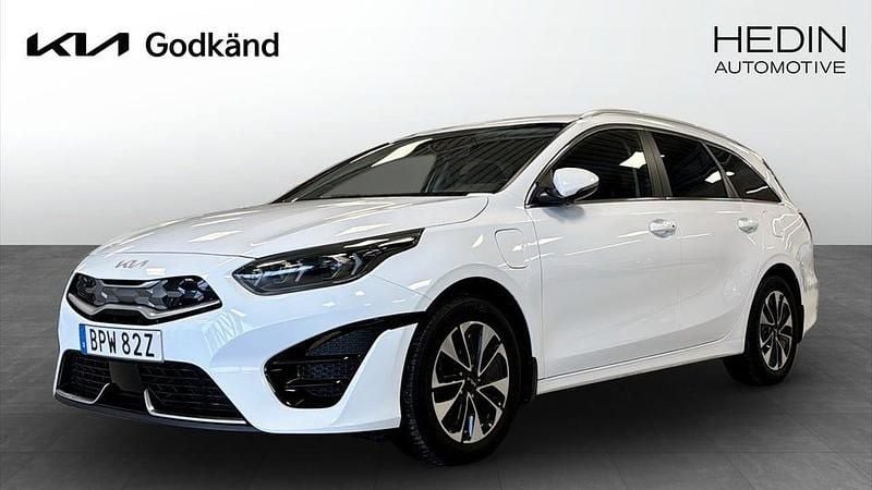 Begagnad Kia Ceed Advance 141 HK (103 kW) 2023 Vit Halvkombi
