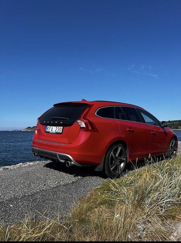 Röd Begagnad 2013 Volvo V60 R-Design Kombi | 90 000 kr (Marknadspris) - Bild 1/3