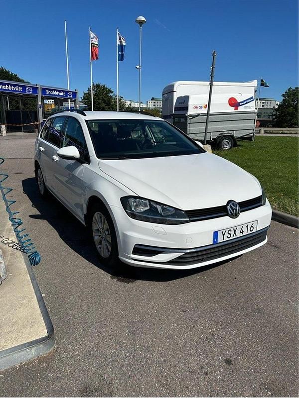 Vit Begagnad 2017 VW Golf VII Kombi | 150 000 kr (Dyr) - Bild 1/4