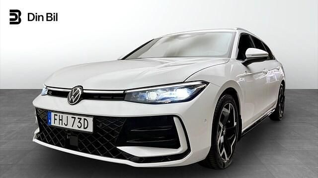 Vit Begagnad 2024 VW Passat R-line Kombi | 449 900 kr (Dyr) - Bild 1/4