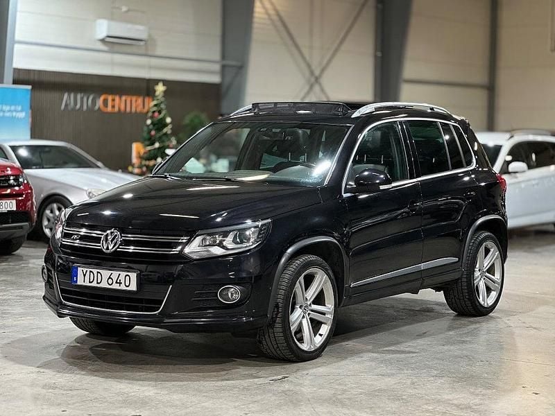 Deep black pearl effect Begagnad 2016 VW Tiguan R-line SUV | 154 900 kr (Bra pris) - Bild 1/4