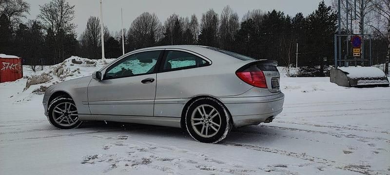 Begagnad Mercedes C200 163 HK (119 kW) 2003 Grey metallic