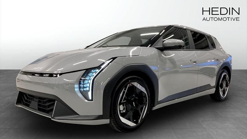 Grå Ny 2025 Kia EV4 Plus Halvkombi | 495 524 kr (Marknadspris) - Bild 1/4