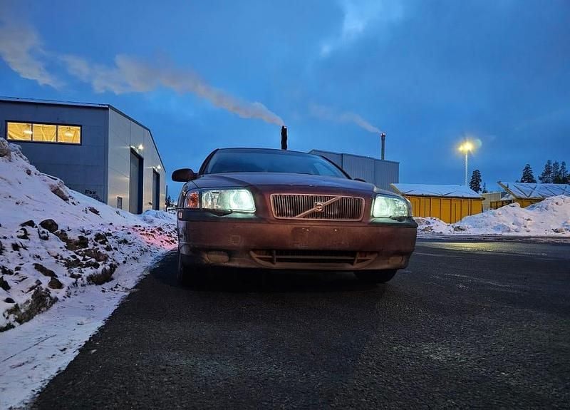 Begagnad Volvo S80 140 HK (102 kW) 2000 Mörk röd Sedan