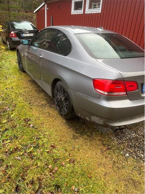 Grå Begagnad 2009 BMW 325 Comfort Edition Sportkupé | 90 000 kr (Bra pris) - Bild 1/4
