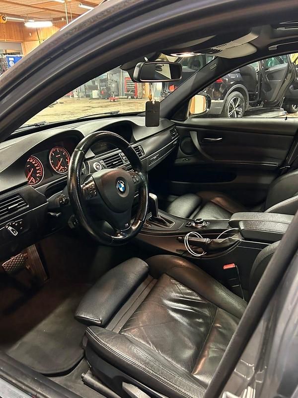 Begagnad BMW 330 245 HK (180 kW) 2010 Kombi
