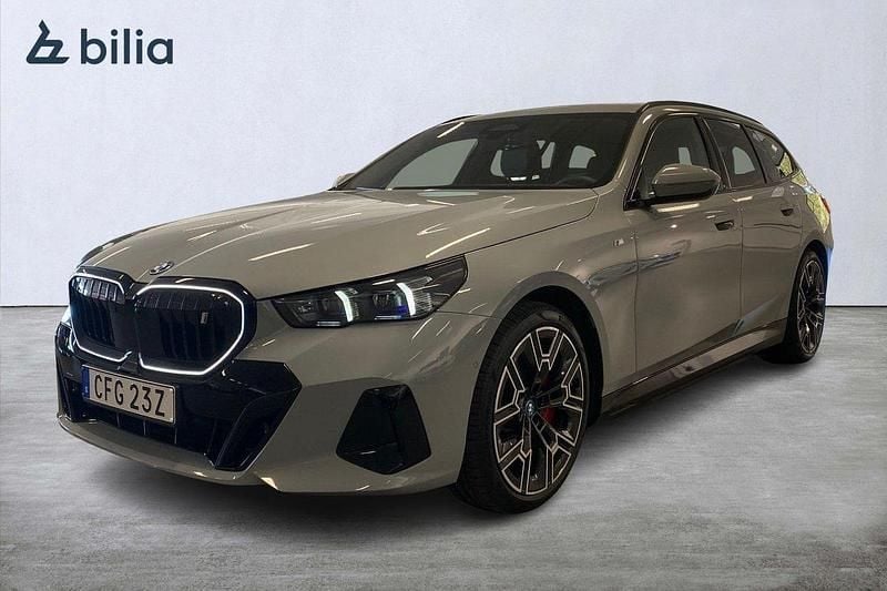 Grå Begagnad 2024 BMW i5 M Sport Kombi | 779 900 kr (Marknadspris) - Bild 1/4