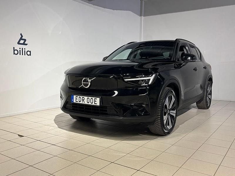 Svart Begagnad 2022 Volvo XC40 Plus SUV | 349 900 kr (Superpris) - Bild 1/4