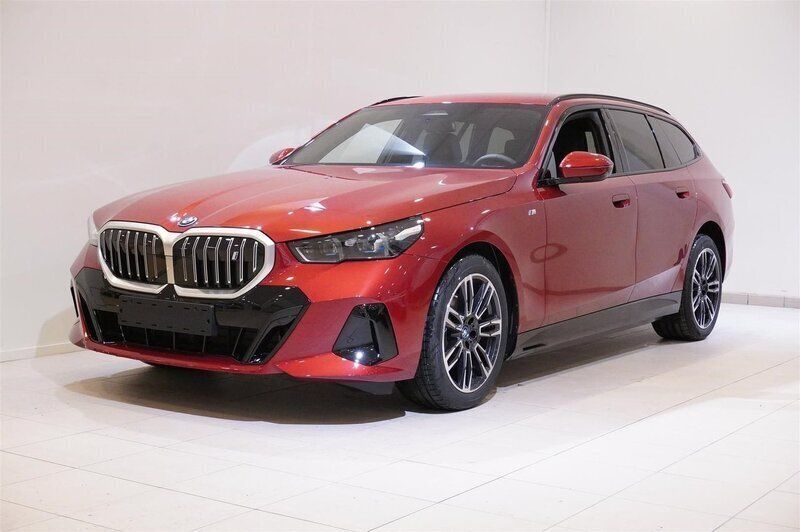 Röd Ny 2024 BMW i5 Efficient Dynamics Sedan | 802 700 kr (Bra pris) - Bild 1/4