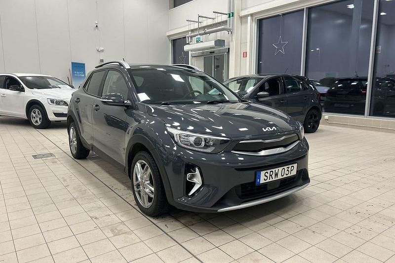 Grå Begagnad 2022 Kia Stonic Advance SUV | 197 900 kr (Marknadspris) - Bild 1/3