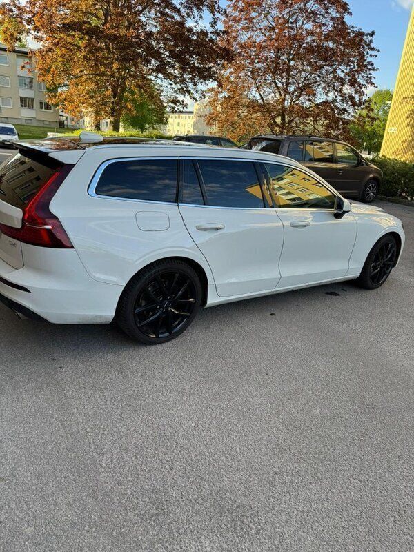 Vit Begagnad 2020 Volvo V60 Momentum Kombi | 289 900 kr (Lite dyr) - Bild 1/4