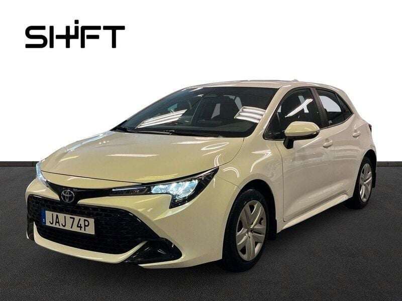 Vit Begagnad 2023 Toyota Corolla Hybrid Life Halvkombi | 244 900 kr (Bra pris) - Bild 1/4