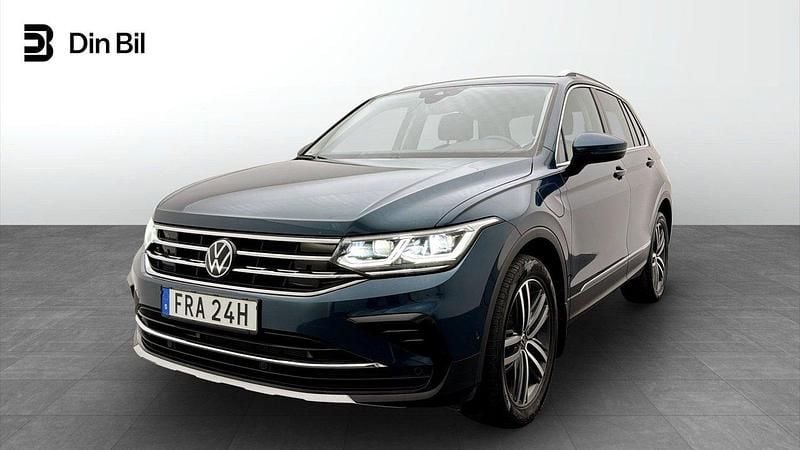 Blå (nightshade blue metallic) Begagnad 2023 VW Tiguan Elegance SUV | 379 900 kr (Marknadspris) - Bild 1/4