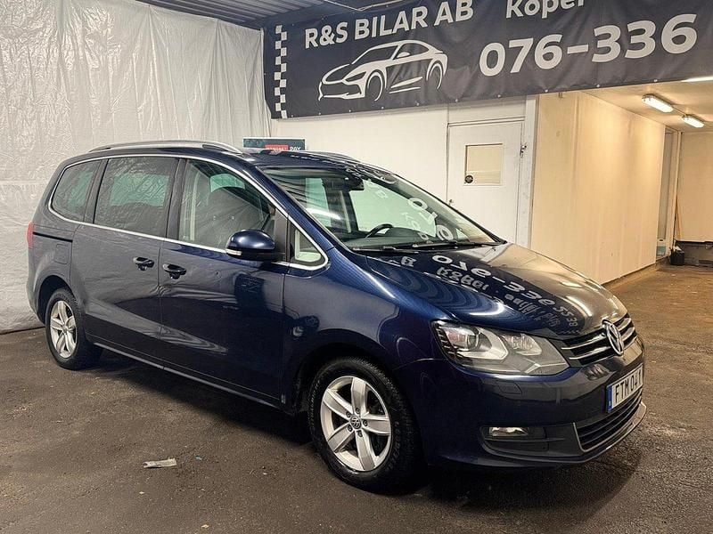 Mörkblå (blå) Begagnad 2013 VW Sharan Minibuss | 109 900 kr (Bra pris) - Bild 1/4