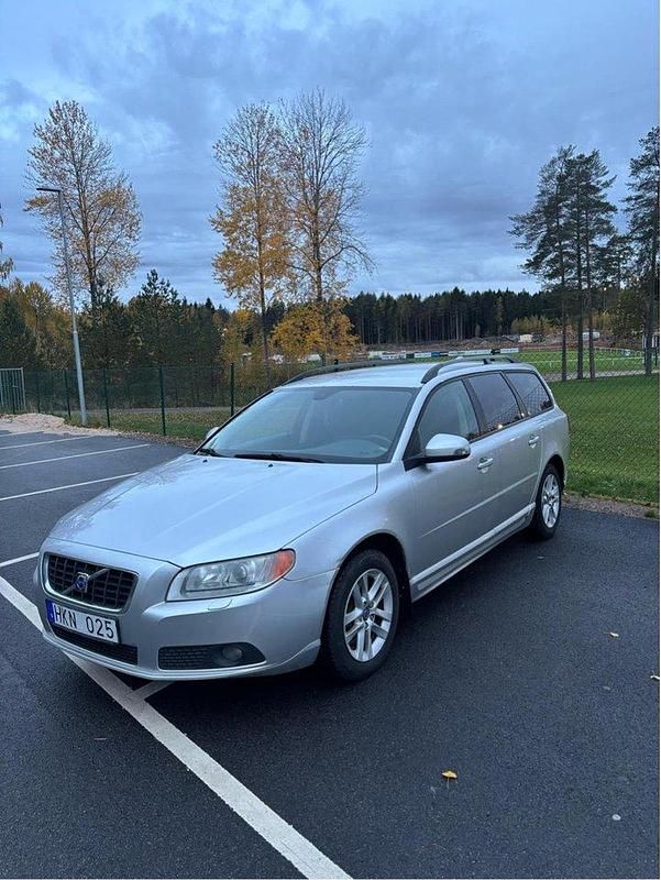 Grå Begagnad 2009 Volvo V70 Momentum Kombi | 39 500 kr (Marknadspris) - Bild 1/4