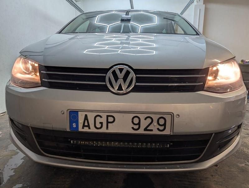 Begagnad VW Sharan 140 HK (102 kW) 2011 Silver Minibuss