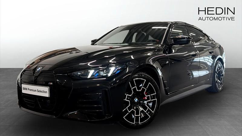 Svart (black) Begagnad 2025 BMW i4 M Sport Sedan | 698 700 kr (Lite dyr) - Bild 1/4
