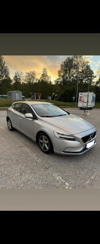 Silver Begagnad 2017 Volvo V40 Kombi | 150 000 kr (Marknadspris) - Bild 1/4