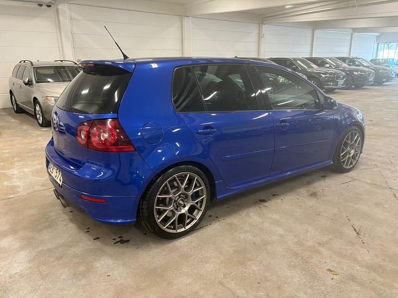 Begagnad VW Golf V R 250 HK (183 kW) 2007 Blå Halvkombi