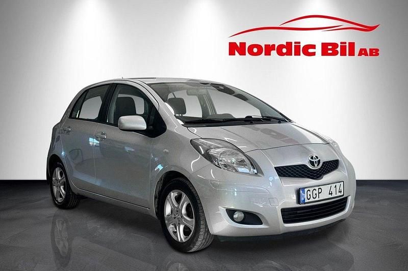Silver Begagnad 2010 Toyota Yaris Halvkombi | 49 900 kr (Marknadspris) - Bild 1/4
