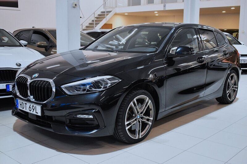 Svart Begagnad 2021 BMW 120 Sport Line Halvkombi | 299 000 kr (Marknadspris) - Bild 1/4