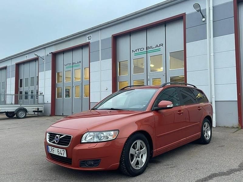 Begagnad Volvo V50 Momentum 116 HK (85 kW) 2011 Röd Kombi