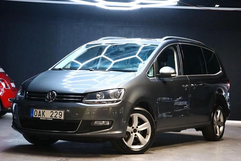Grå Begagnad 2014 VW Sharan Minibuss | 129 900 kr (Lite dyr) - Bild 1/4