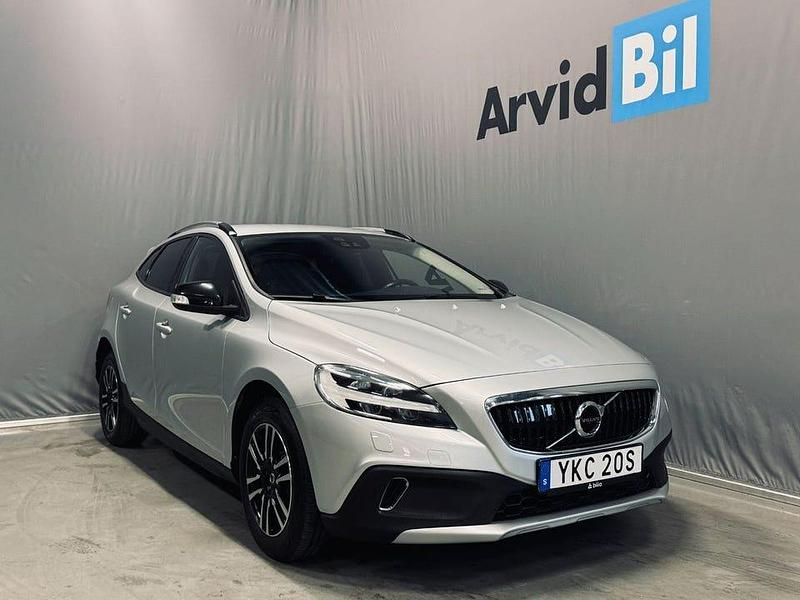 Silver Begagnad 2019 Volvo V40 CC Momentum Kombi | 166 900 kr (Marknadspris) - Bild 1/4