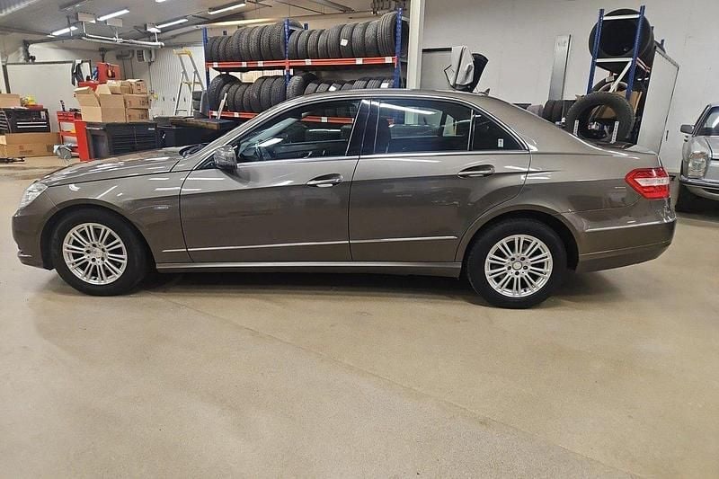 Silver Begagnad 2010 Mercedes E220 Sedan | 89 900 kr (Bra pris) - Bild 1/4