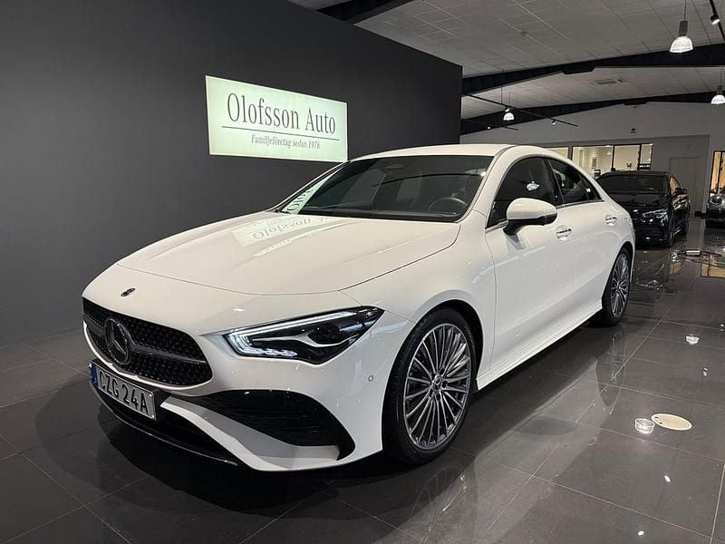 Vit Begagnad 2025 Mercedes CLA200 Advanced Plus Sportkupé | 368 000 kr (Marknadspris) - Bild 1/4