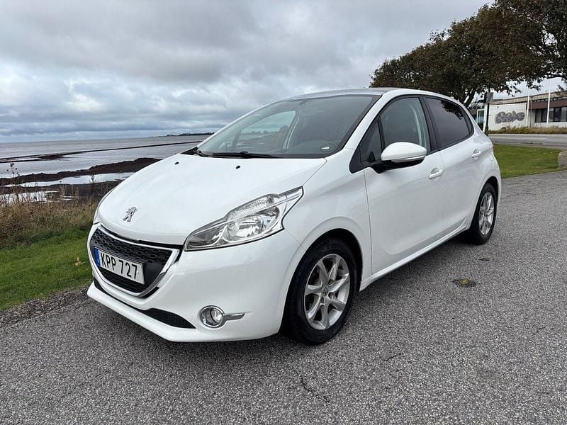 Vit Begagnad 2014 Peugeot 208 Halvkombi | 89 000 kr (Marknadspris) - Bild 1/4