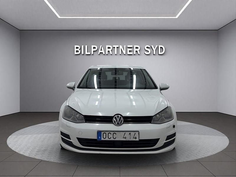 Vit Begagnad 2013 VW Golf VII Halvkombi | 104 900 kr (Marknadspris) - Bild 1/3