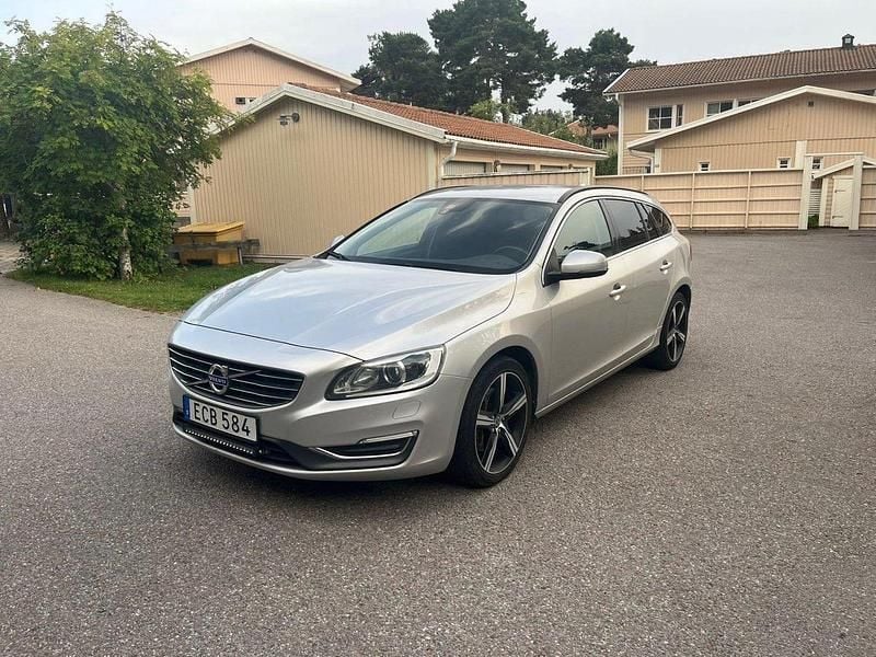 Silver Begagnad 2014 Volvo V60 Momentum Kombi | 104 900 kr (Bra pris) - Bild 1/4