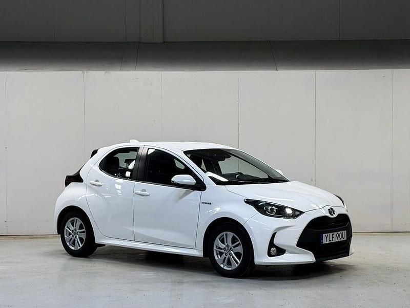 Vit Begagnad 2021 Toyota Yaris Hybrid Active Halvkombi | 189 900 kr (Marknadspris) - Bild 1/4