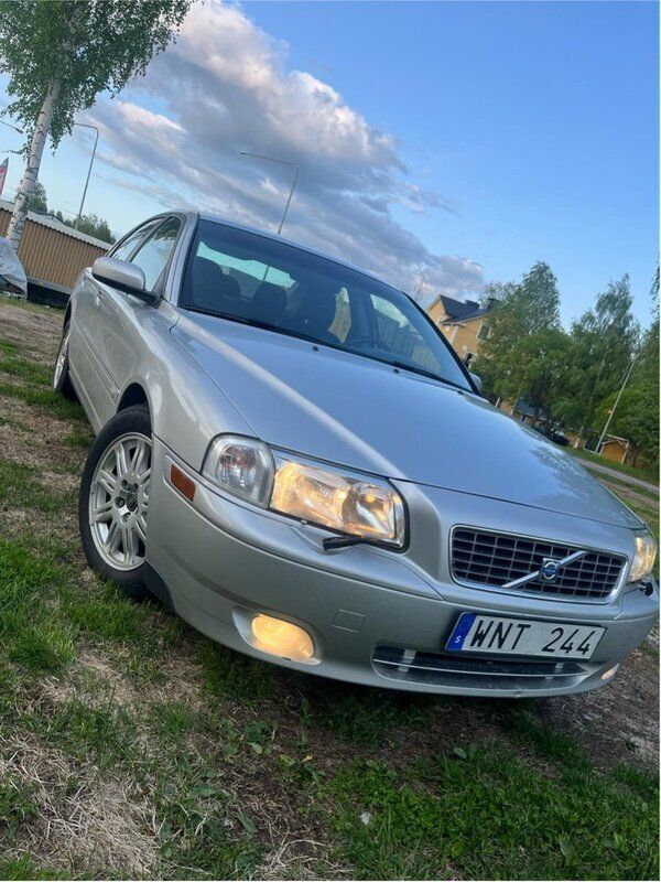 Grå Begagnad 2005 Volvo S80 Kinetic Sedan | 36 500 kr (Lite dyr) - Bild 1/4