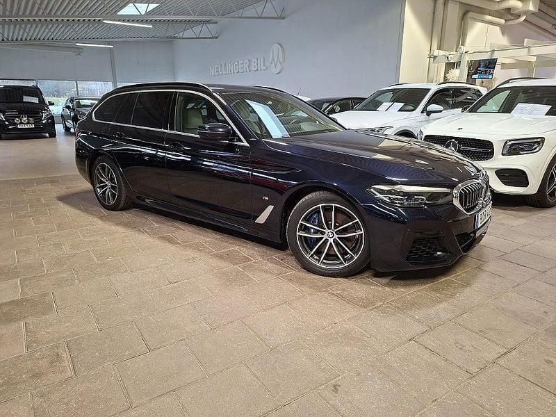 Svart Begagnad 2020 BMW 530e M Sport Kombi | 339 800 kr (Marknadspris) - Bild 1/4