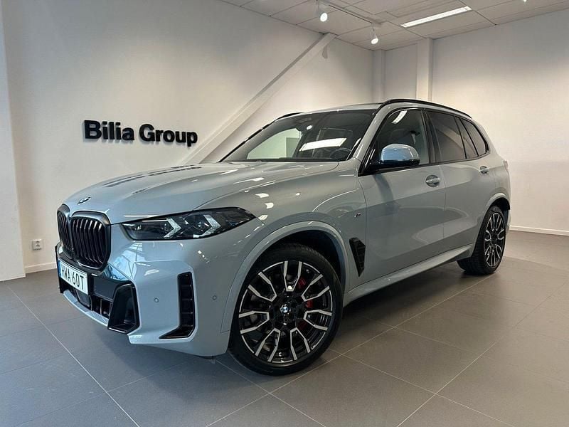 Grå Begagnad 2024 BMW X5 M Sport SUV | 899 900 kr - Bild 1/4