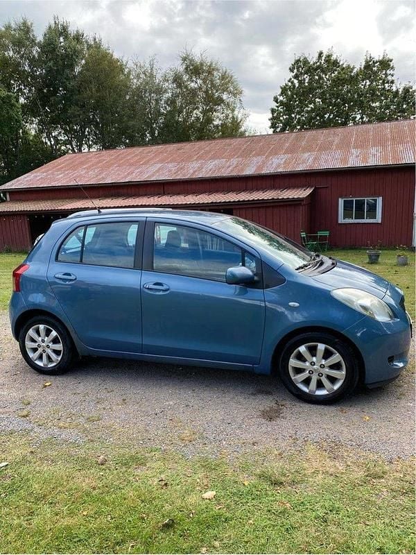 Grå Begagnad 2007 Toyota Yaris Halvkombi | 38 500 kr (Marknadspris) - Bild 1/4