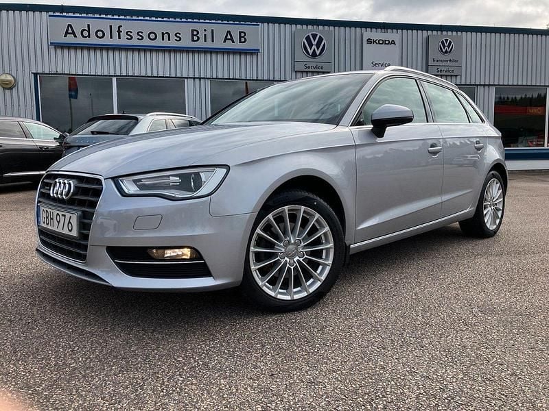 Silver Begagnad 2015 Audi A3 Sportback Sport Halvkombi | 148 000 kr (Lite dyr) - Bild 1/4