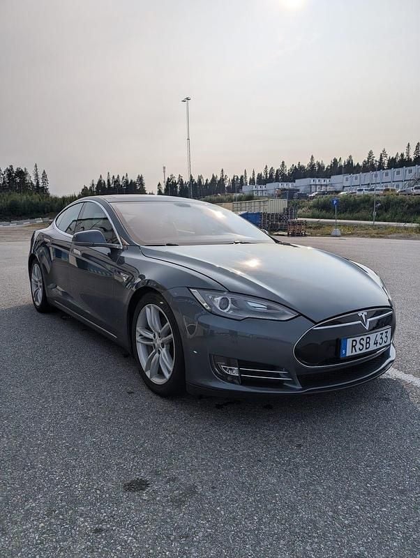 Grå Begagnad 2014 Tesla Model S Halvkombi | 160 000 kr (Lite dyr) - Bild 1/4