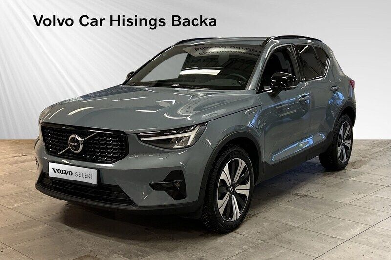 Grå Begagnad 2022 Volvo XC40 Plus SUV | 389 900 kr (Marknadspris) - Bild 1/3