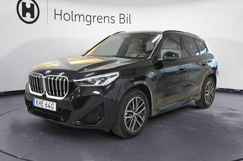 Svart Begagnad 2025 BMW X1 M Sport SUV | 418 800 kr (Marknadspris) - Bild 1/4