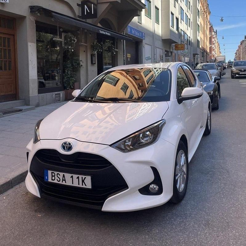 Begagnad 2023 Toyota Yaris Halvkombi | 200 000 kr - Bild 1/2