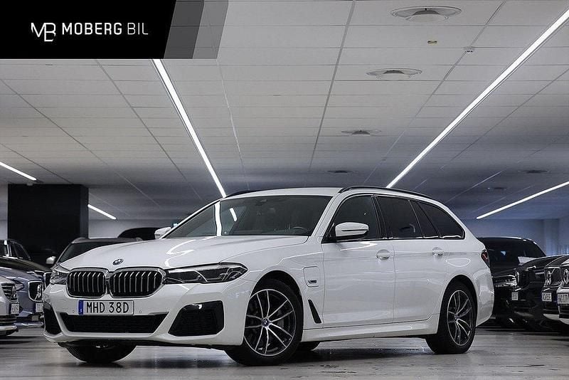 Vit Begagnad 2022 BMW 530e M Sport Kombi | 399 900 kr (Marknadspris) - Bild 1/3