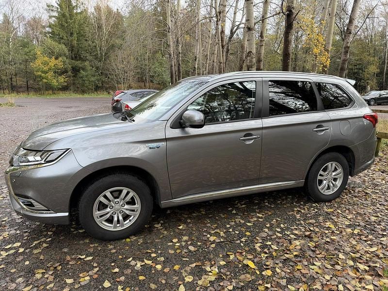 Grå Begagnad 2019 Mitsubishi Outlander P-HEV SUV | 209 000 kr (Superpris) - Bild 1/4