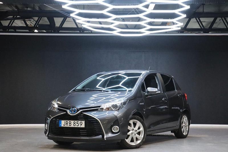 Mörkgrå (grå) Begagnad 2016 Toyota Yaris Hybrid Executive Halvkombi | 149 900 kr (Bra pris) - Bild 1/4