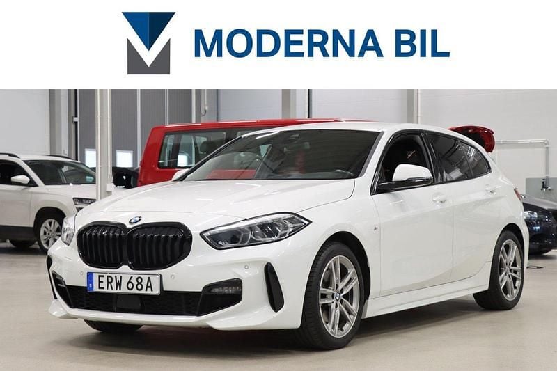 Vit Begagnad 2020 BMW 118 Shadowline Halvkombi | 254 900 kr (Lite dyr) - Bild 1/4