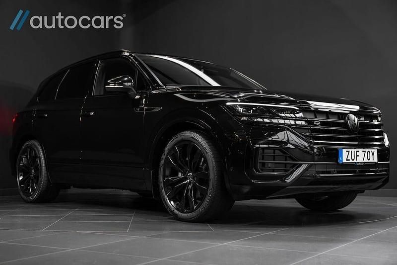Svart Begagnad 2023 VW Touareg R-line SUV | 648 750 kr (Marknadspris) - Bild 1/4