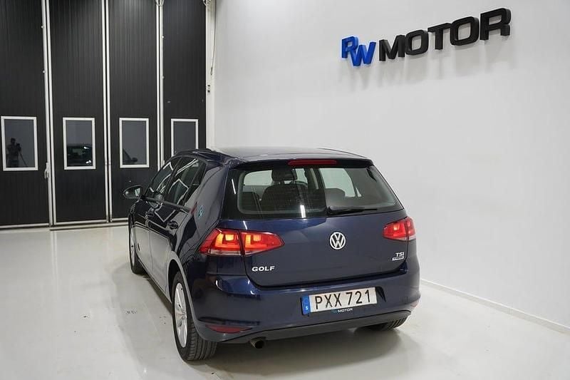 Begagnad VW Golf VII 105 HK (77 kW) 2015 Mörkblå Halvkombi