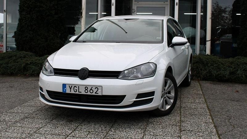 Vit Begagnad 2017 VW Golf VII Halvkombi | 124 900 kr (Marknadspris) - Bild 1/4
